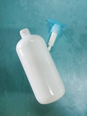 Bouteilles, shampooing et pissettes en plastique vides réutilisables de corps